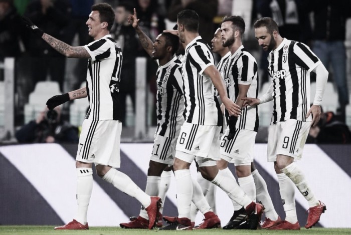 Douglas Costa mantiene viva a la Juventus