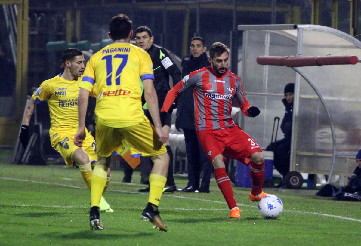 Serie B - Il Frosinone pareggia di rimonta contro la Cremonese, finisce 2-2