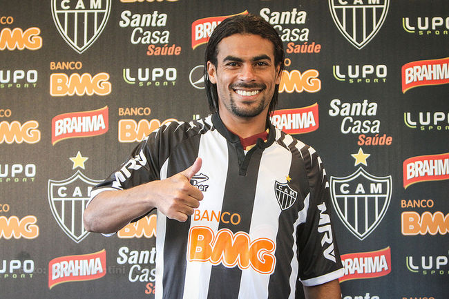 Araújo ainda treina no Atlético-MG, mas apenas detalhes o separam do Goiás