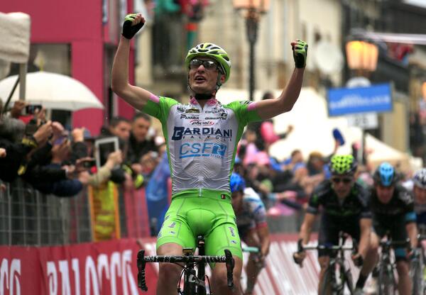 Enrico Battaglin toca el cielo en el Giro de Italia