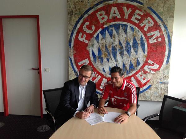 Claudio Pizarro renova com o Bayern de Munique