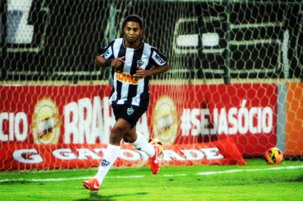 Com dois gols de Ronaldinho, Atlético-MG vence o Grêmio em Sete Lagoas