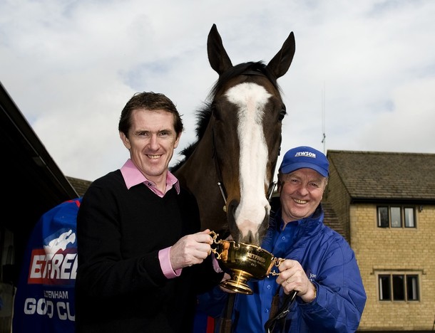 Synchronised surges to Gold Cup triumph as Kauto Star pulls up