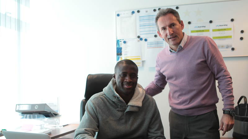 Yaya Touré renova com o Manchester City por quatro anos Yaya Touré renova com o Manchester City por quatro anos