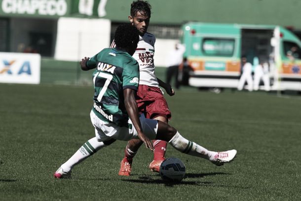 Em jogo com arbitragem polêmica, Chapecoense vence Fluminense na Arena Condá