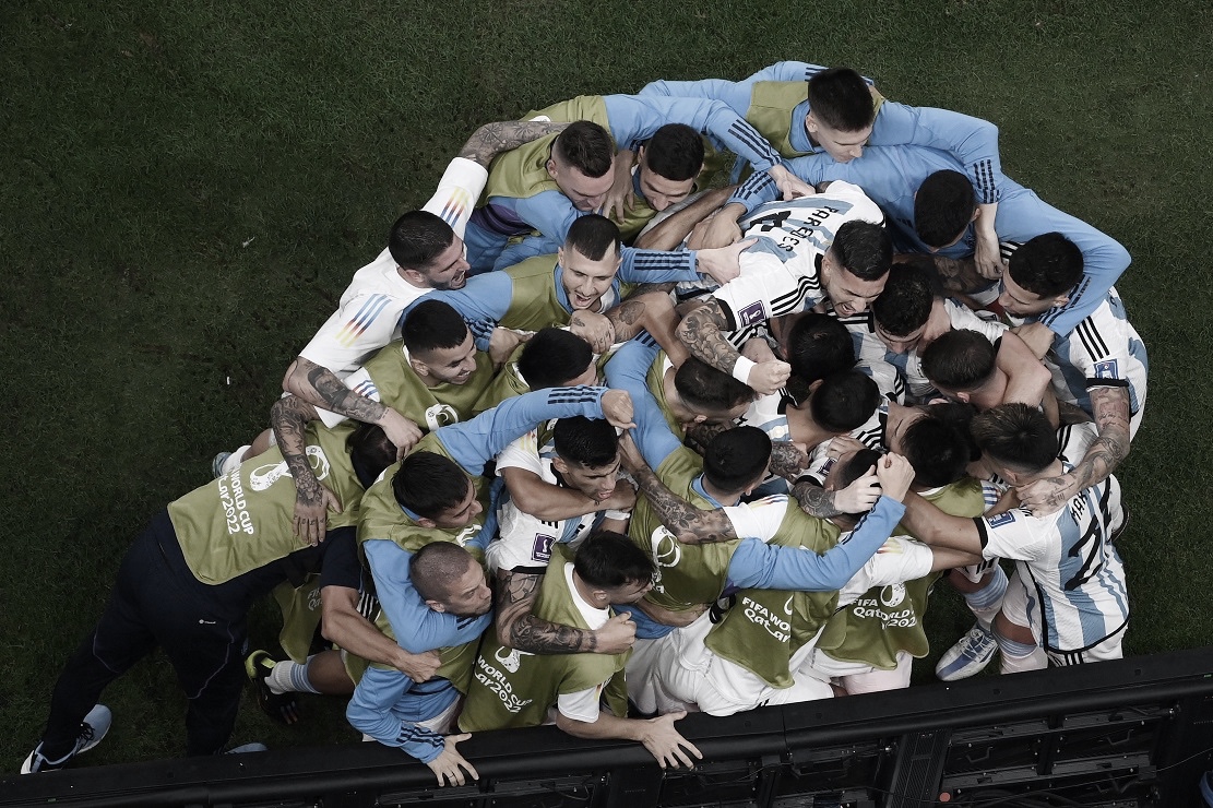 Holanda reage na reta final, mas Argentina vence nos pênaltis e vai às semis da Copa
