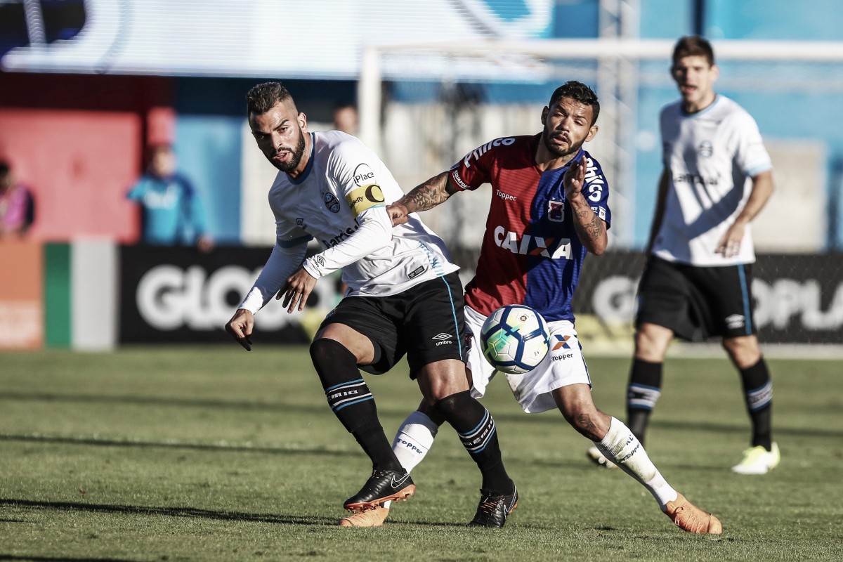 Paraná segura pressão do Grêmio e equipes empatam sem gols pelo Brasileiro Paraná segura pressão do Grêmio e equipes empatam sem gols pelo Brasileiro