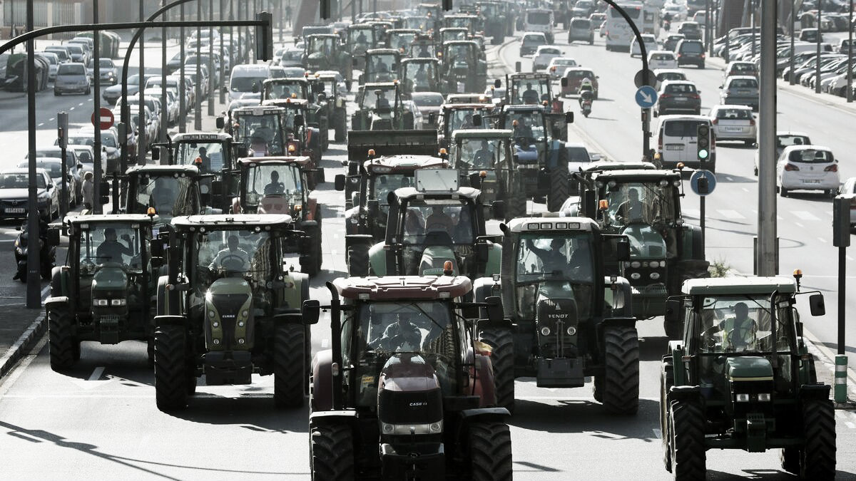 Los agricultores sacan sus tractores a la calle por el futuro del campo