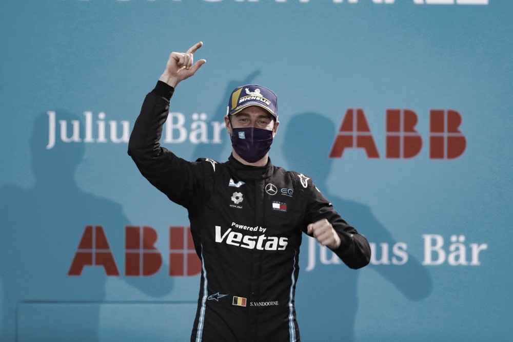 Mercedes faz dobradinha com vitória de Vandoorne na última etapa da temporada da Fórmula E