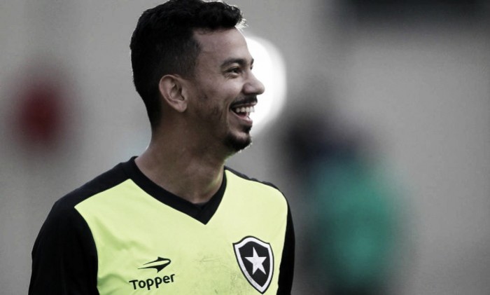 Lindoso relembra arrancada do Botafogo e descarta "relaxamento" por parte do elenco