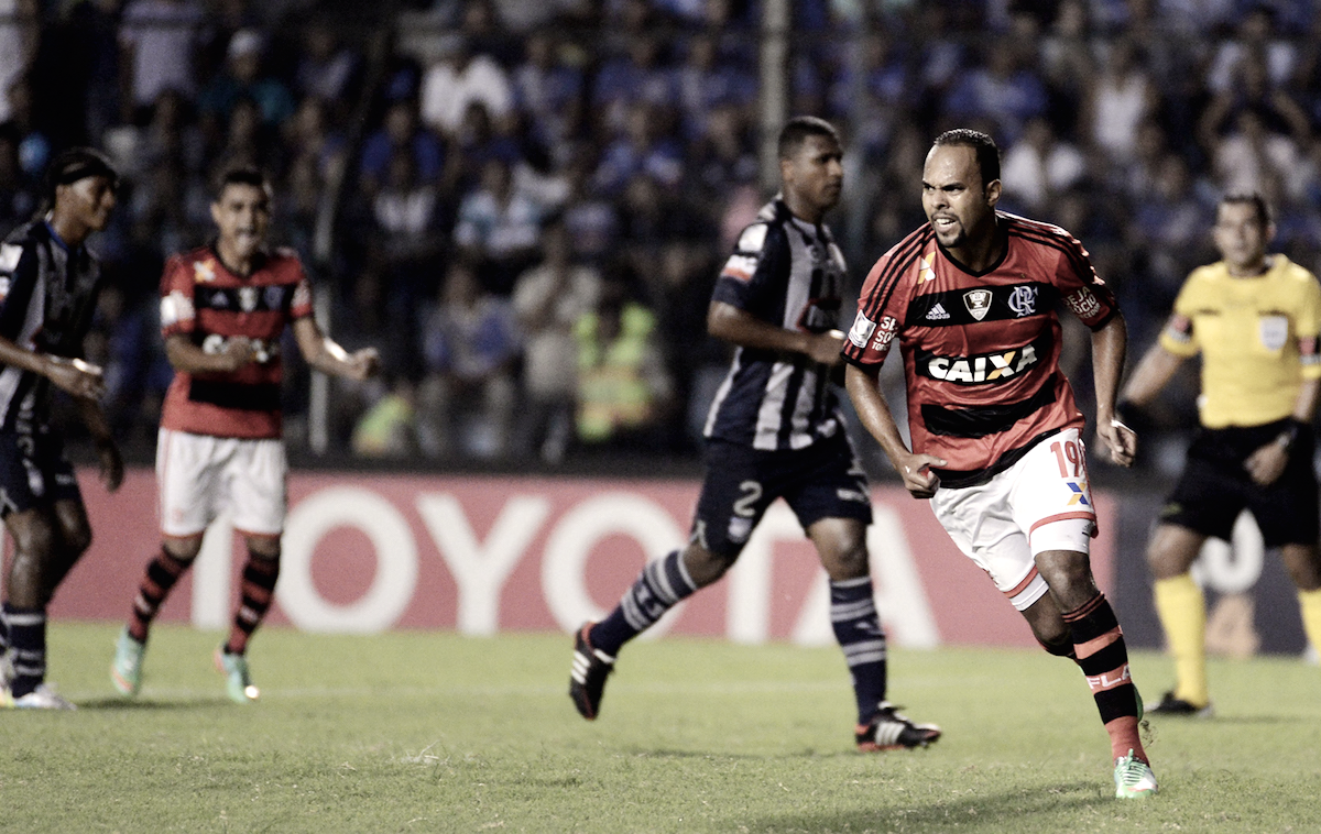 Recordar é viver: com gol de Paulinho no fim, Flamengo venceu Emelec na Libertadores em 2014