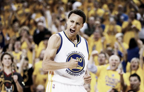 Stephen Curry pone a tiro el título para los Warriors