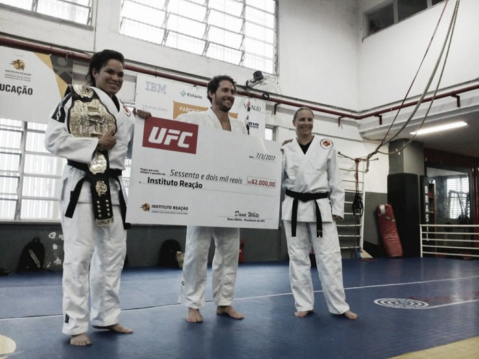 Campeã do UFC, Amanda Nunes realiza doação ao Instituto Reação e encoraja jovens