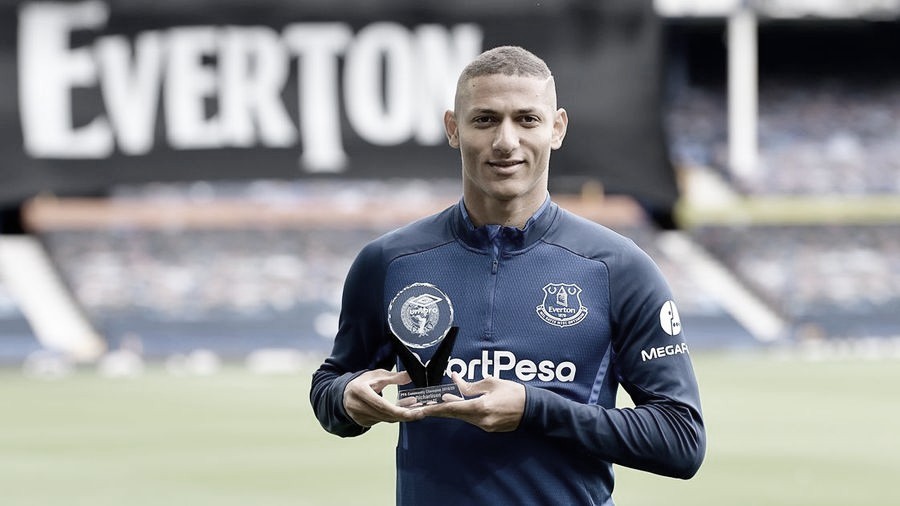 Richarlison
recebe prêmio por ações comunitárias durante a temporada Richarlison
recebe prêmio por ações comunitárias durante a temporada