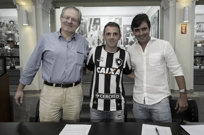 Montillo é aprovado em exames médicos e assina com Botafogo por uma temporada