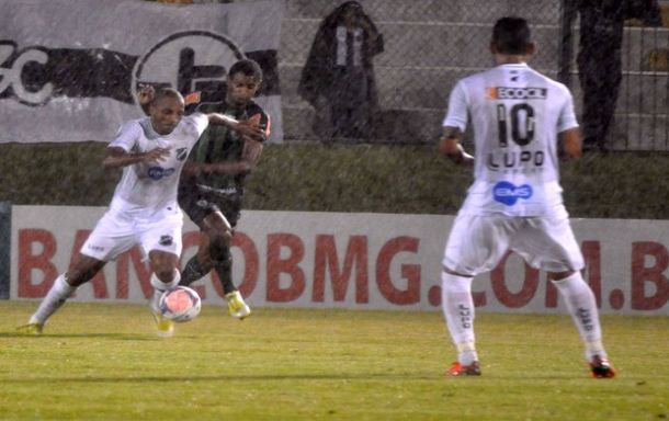 Debaixo de chuva, ABC bate o América-MG dentro de casa Debaixo de chuva, ABC bate o América-MG dentro de casa