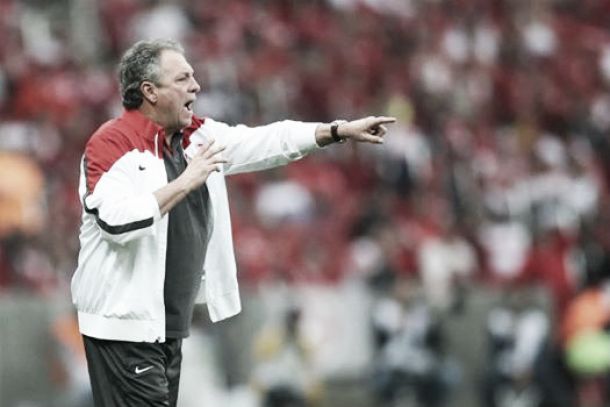 Abel Braga lamenta derrota e eliminação do Internacional, mas pede foco no Brasileirão