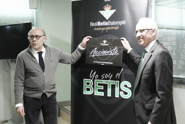 El Betis lanza el carnet del accionista para poder identificarlos El Betis lanza el carnet del accionista para poder identificarlos