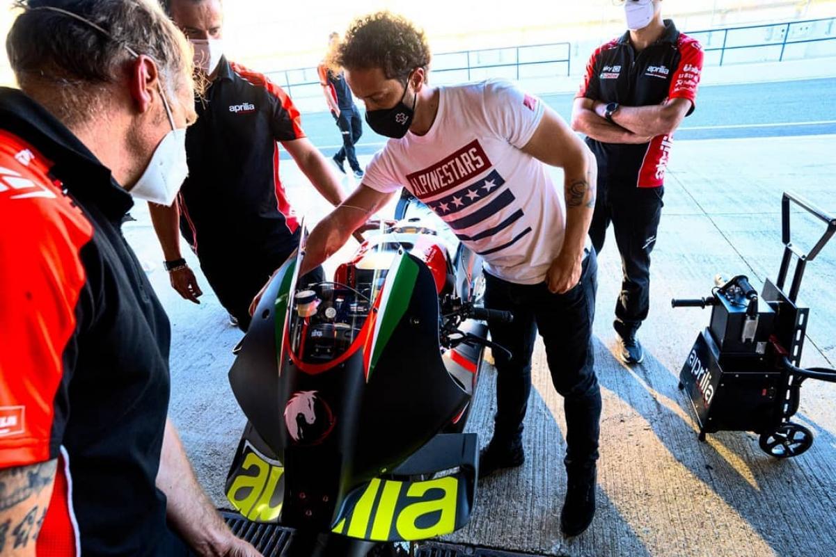 Andrea Dovizioso rueda en Mugello con la Aprilia Andrea Dovizioso rueda en Mugello con la Aprilia