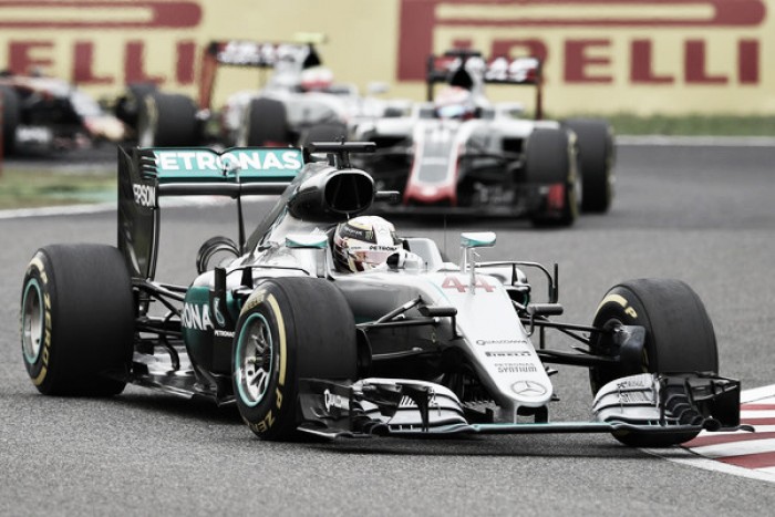 Mercedes culpa al embrague de las malas salidas de Lewis Hamilton