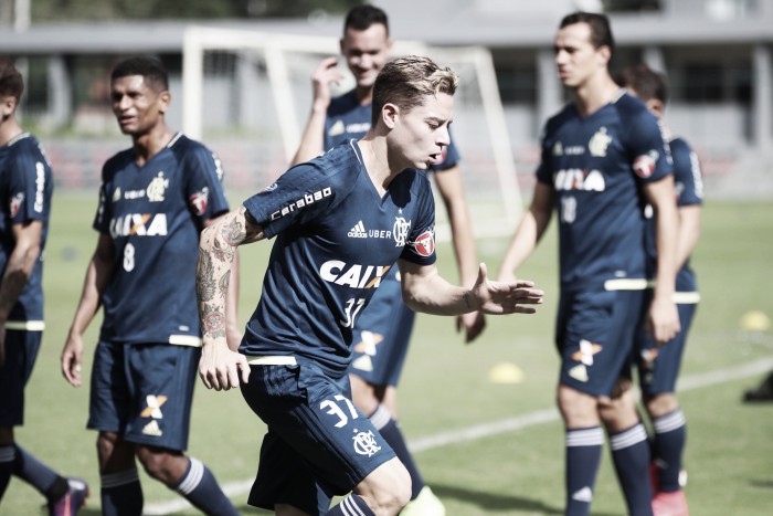 Pouco aproveitado no time principal, meia Adryan acerta rescisão no Flamengo Pouco aproveitado no time principal, meia Adryan acerta rescisão no Flamengo