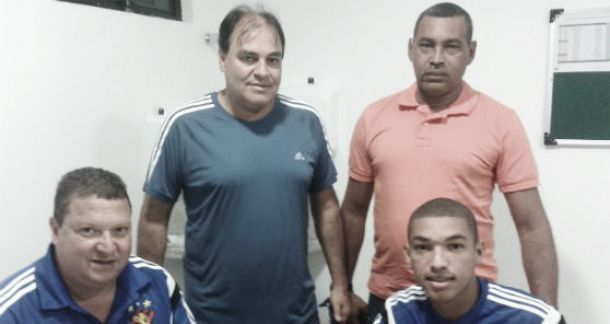 Sport acerta primeiro contrato do zagueiro Adryelson por cinco anos