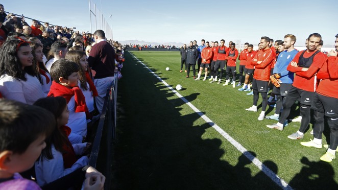 La afición del Granada CF disfruta en un repleto entrenamiento a puertas abiertas