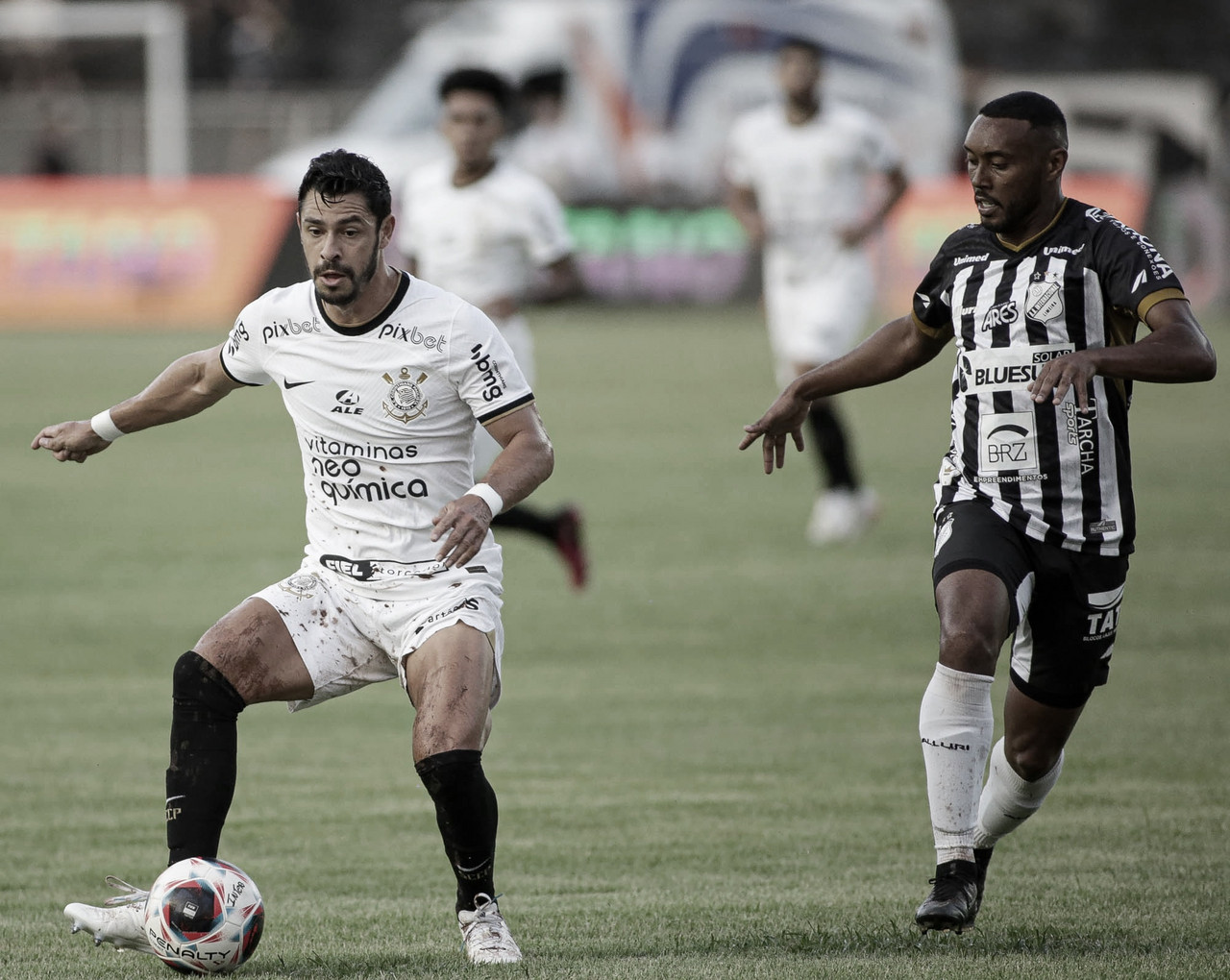 Corinthians e Santos empatam com gol contra e pênalti nos