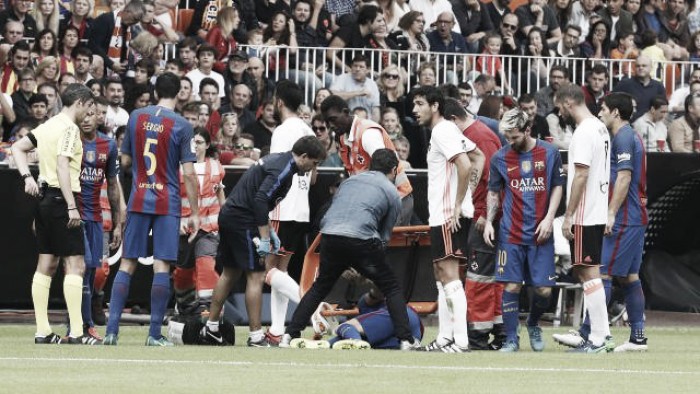 Barça, lesione del legamento collaterale del ginocchio destro per Iniesta: si teme un lungo stop