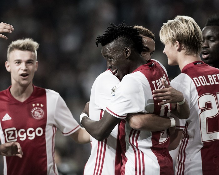 El Ajax vence al PEC Zwolle con un toque internacional