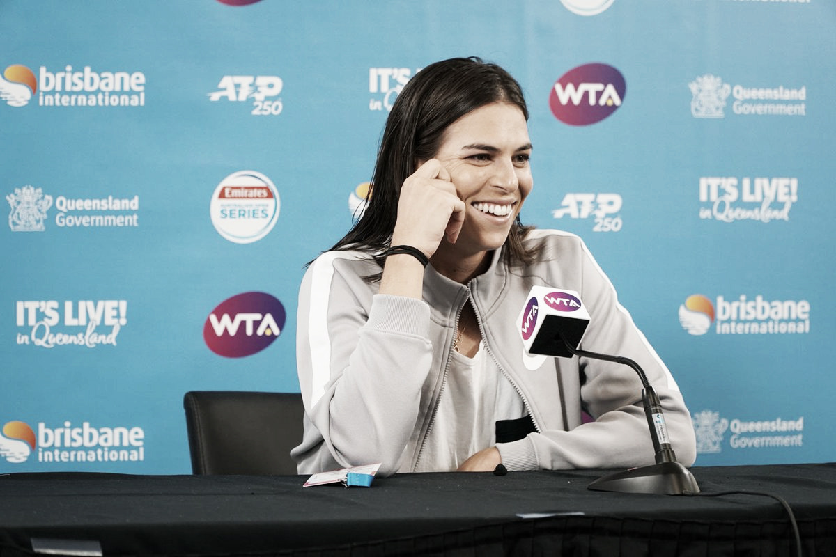 Com direito a 'pneu', Tomljanovic vira para cima de Siniakova na estreia em Brisbane Com direito a 'pneu', Tomljanovic vira para cima de Siniakova na estreia em Brisbane