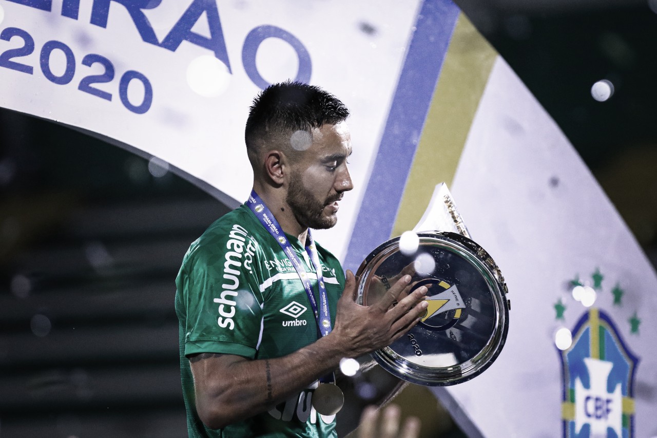 Alan Ruschel desabafa após título da Série B e deixa futuro em aberto: "Precisam me respeitar" Alan Ruschel desabafa após título da Série B e deixa futuro em aberto: "Precisam me respeitar"