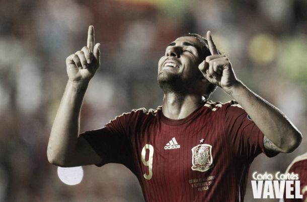 Paco Alcácer se estrena con gol en el debut con España