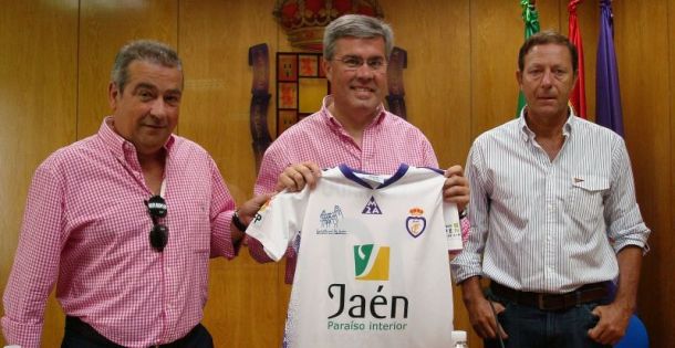 El alcalde recibe la Insignia de Oro del Real Jaén