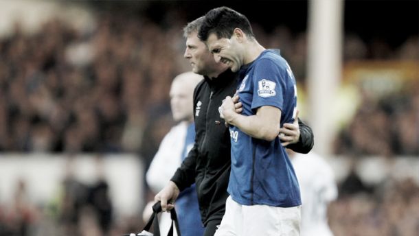 Antolín Alcaraz, nueva baja para la zaga del Everton
