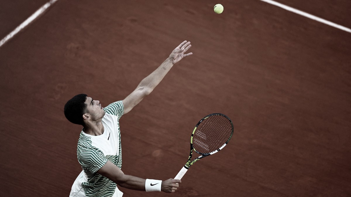 Carlos Alcaraz arranca su senda en Roland Garros con victoria apabullante 