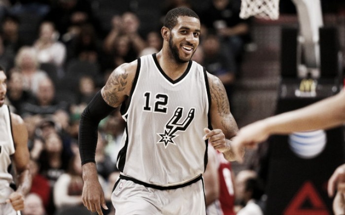 NBA - Aldridge e gli Spurs espugnano Toronto, Philadelphia batte i Clippers e sogna ancora