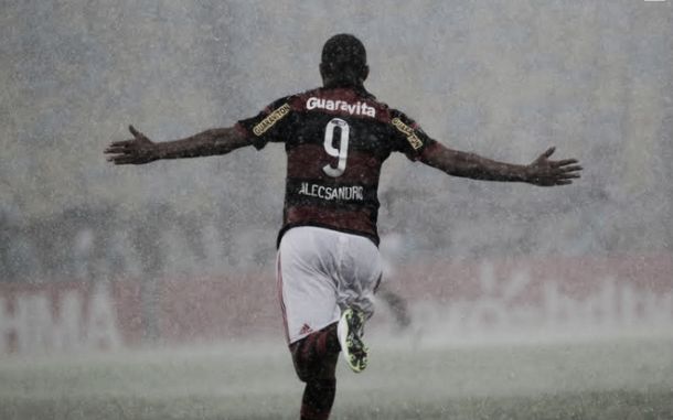 Sob forte chuva, Flamengo vence Vasco em clássico disputado e tenso no Maracanã