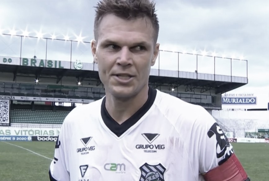 Alemão lamenta derrota, mas ainda acredita
na permanência do Figueirense na Série B Alemão lamenta derrota, mas ainda acredita
na permanência do Figueirense na Série B