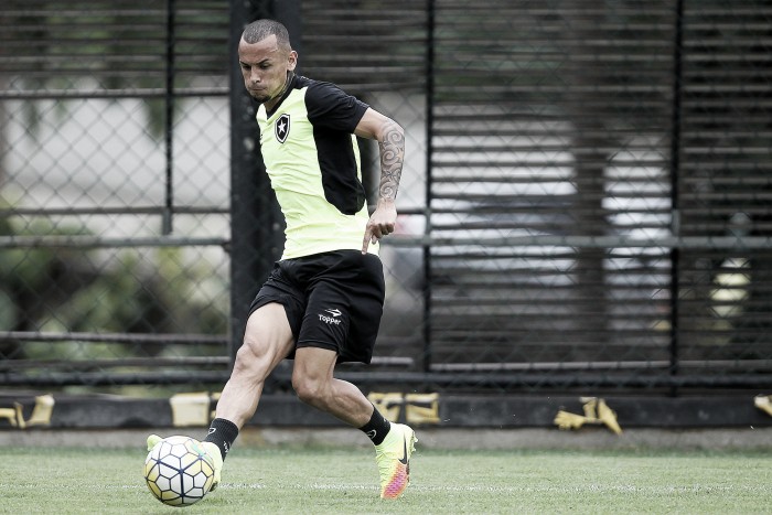 Botafogo fecha acordo junto ao Bragantino pelo empréstimo do lateral Alemão