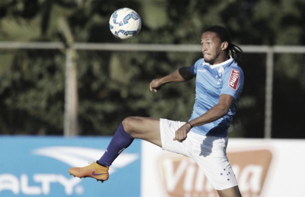 Zagueiro Alex sofre fratura na perna e não atua mais na temporada 2015 pelo Cruzeiro Zagueiro Alex sofre fratura na perna e não atua mais na temporada 2015 pelo Cruzeiro