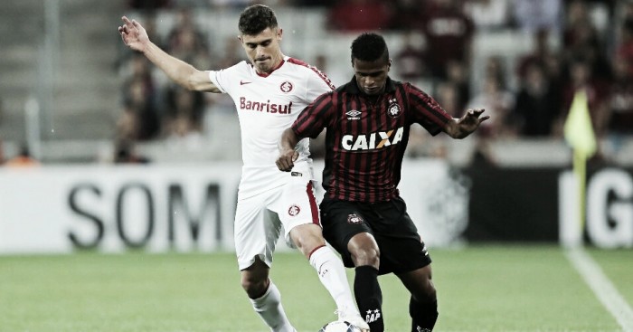 Em busca da liderança, Internacional recebe Atlético-PR misto Em busca da liderança, Internacional recebe Atlético-PR misto