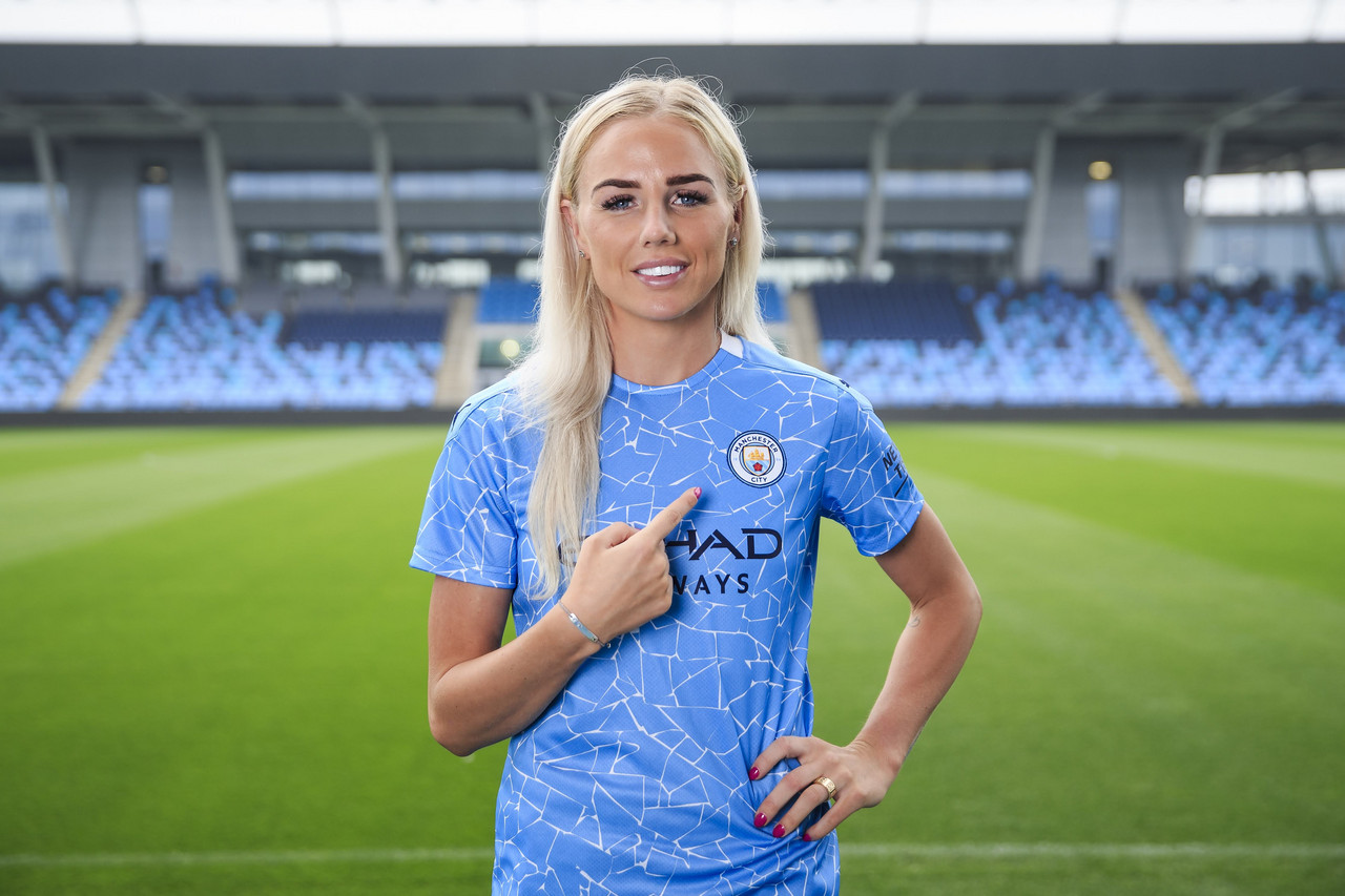 Alex Greenwood signs for Manchester City Women