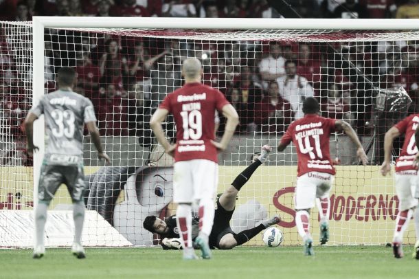 Alisson defende pênalti e Internacional empata com Palmeiras
