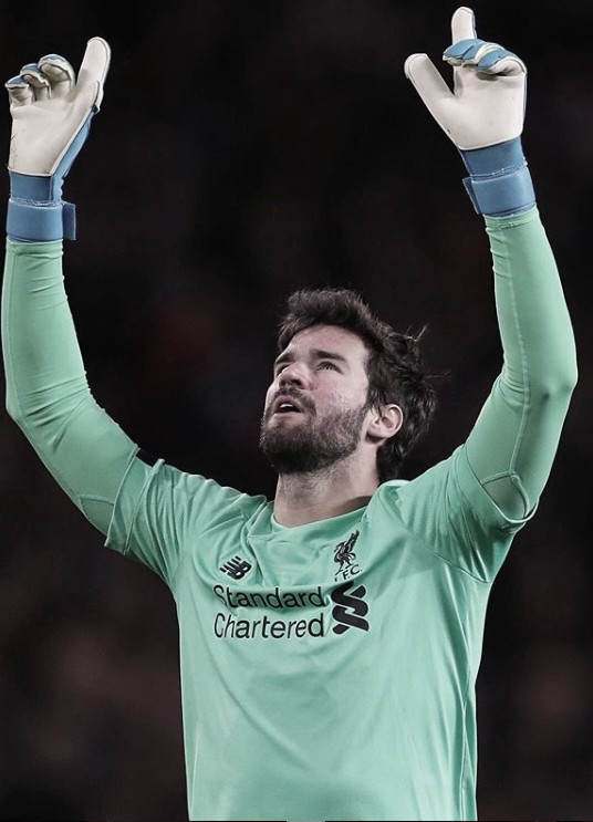 Alisson leva mais um troféu para coleção: eleito melhor goleiro pela IFFHS