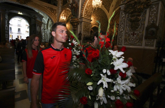 El Granada CF realiza la tradicional ofrenda floral a la Virgen de Las Angustias
