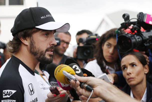 Fernando Alonso: "Es frustrante, pero es lo que toca este año. Honda tiene todo mi apoyo"