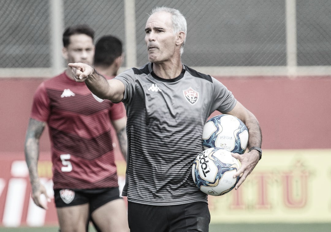 Com duas derrotas seguidas, Amadeu explica naufrágio do Vitória na competição Com duas derrotas seguidas, Amadeu explica naufrágio do Vitória na competição