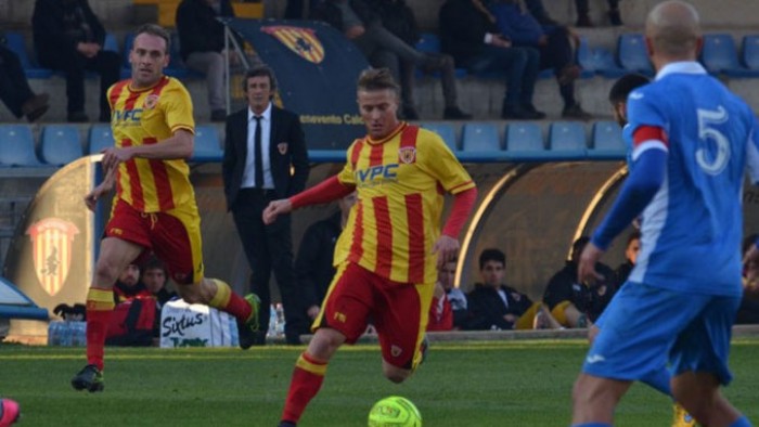 Serie B, il Benevento vola con Falco: 2-0 all'Hellas e secondo posto momentaneo