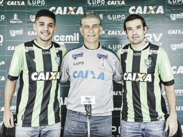 América-MG apresenta volantes David e Neto Moura; reforços já podem estrear contra Luverdense